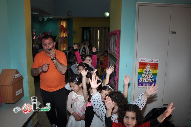 كفرقاسم – فيديو: بساتين الامل, السلام , والمحبة تحتفل بعيد الام على انغام عمو انس وجوقته ..